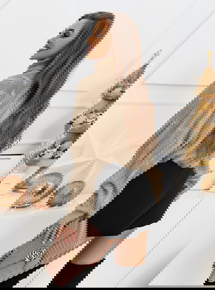 Sweter z golfem i ozdobnymi splotami...