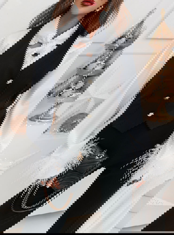 Czarna kamizelka zapinana na guziki...