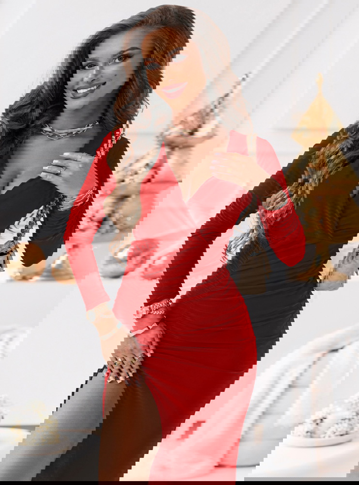 Malinowa sukienka z marszczeniem i...