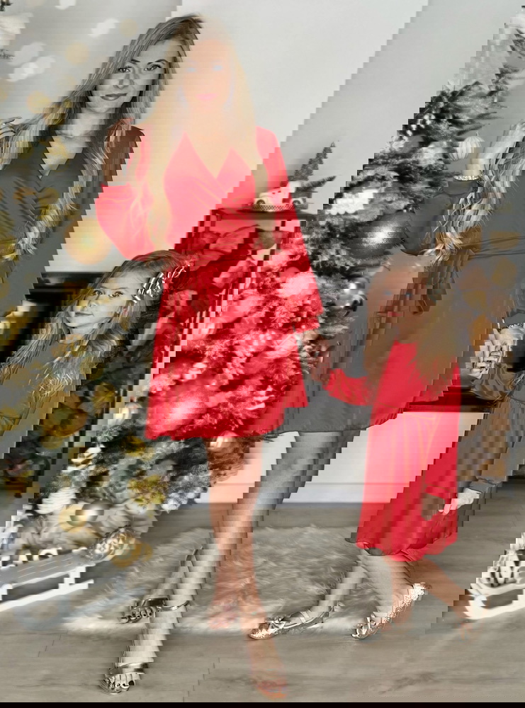 Malinowy satynowy zestaw sukienek...