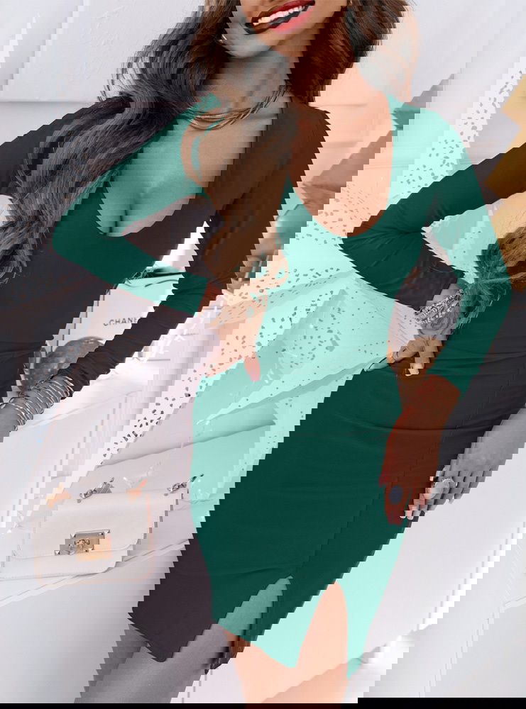 Dopasowana sukienka z rozcięciem...