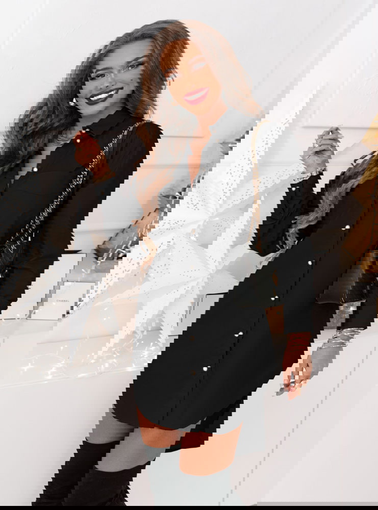 Czarna sukienka koszulowa z guzikami...