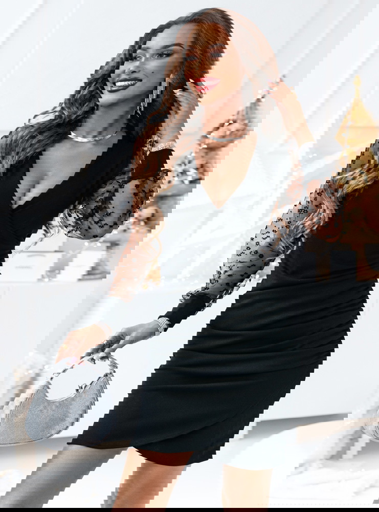 Czarna dopasowana sukienka z...