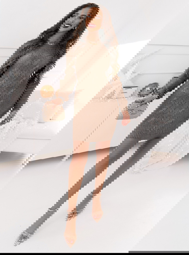 Swetrowa sukienka z ozdobnymi...