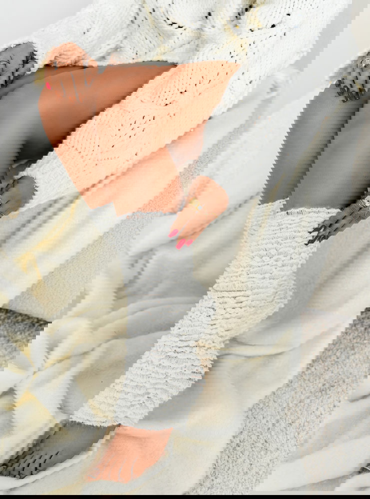 Białe damskie ocieplacze na łydki...