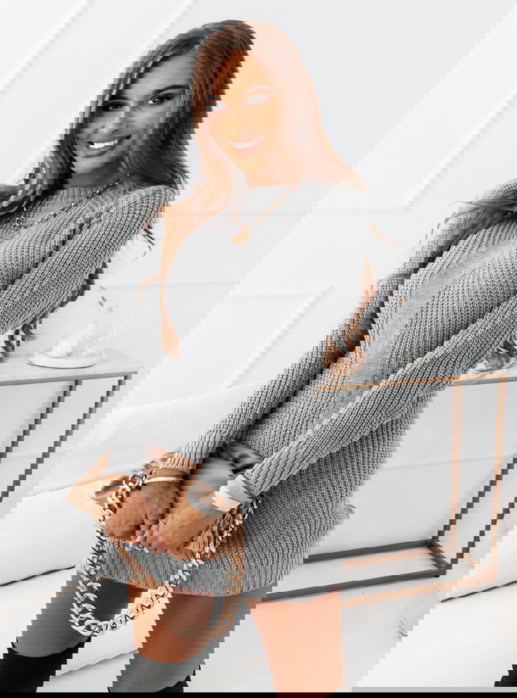 Szara sweterkowa sukienka z ozdobnym...