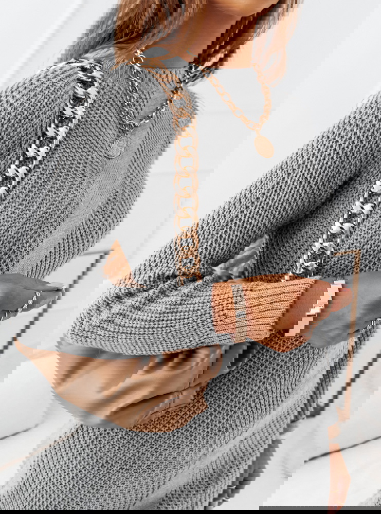 Szara sweterkowa sukienka z ozdobnym...