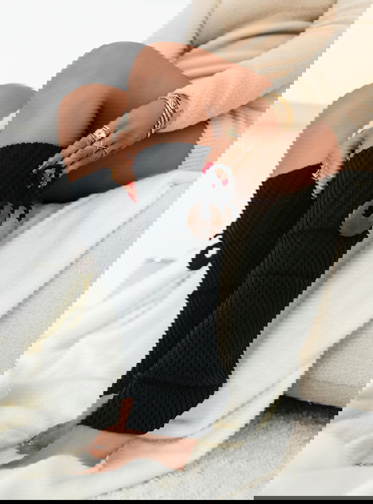 Czarne ocieplacze na łydki ozdobnym...