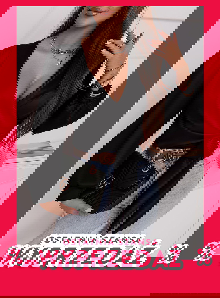 Czarna satynowa bluzka z przekładanym...