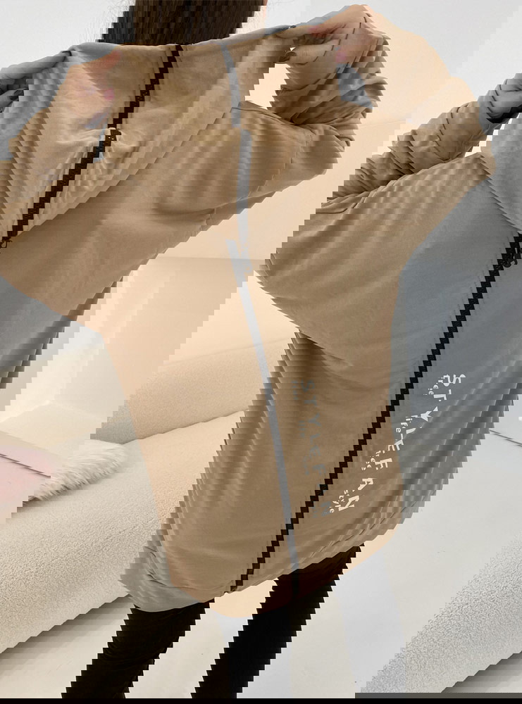 Bluza z kapturem i zamkiem na plecach...