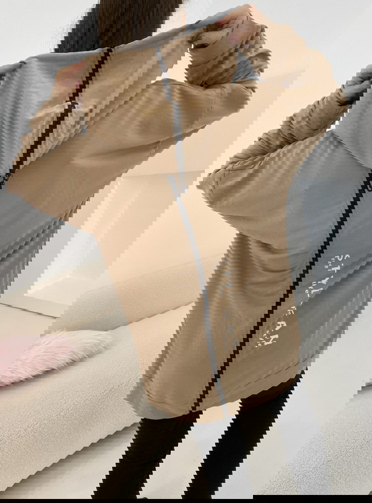 Bluza z kapturem i zamkiem na plecach...