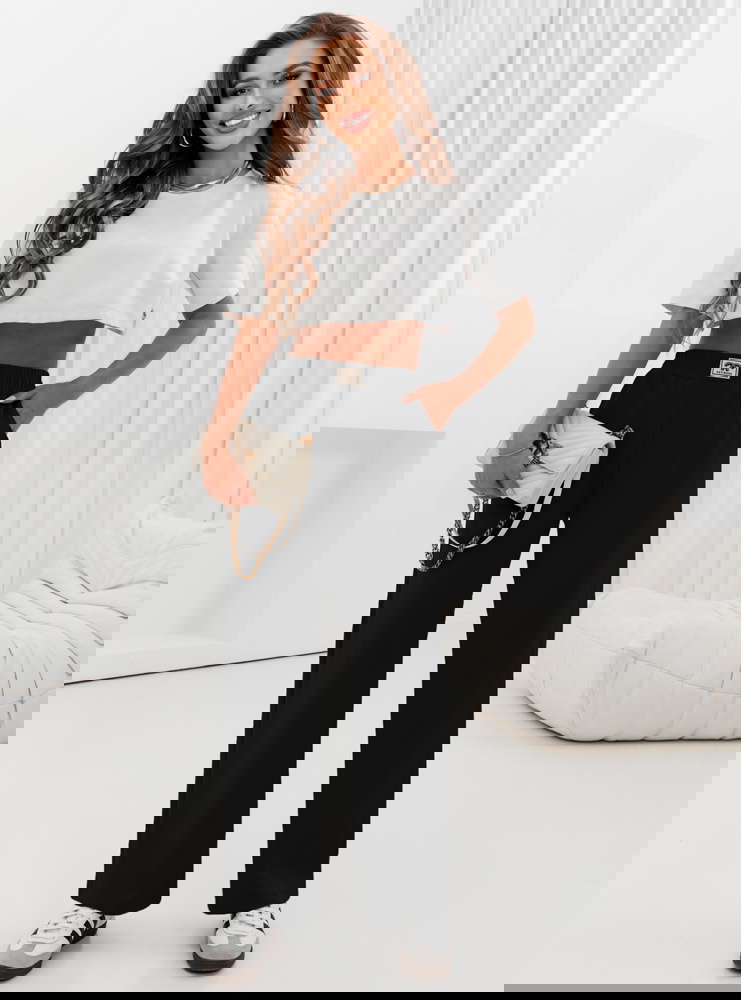 Czarne spodnie dresowe z szerokimi...