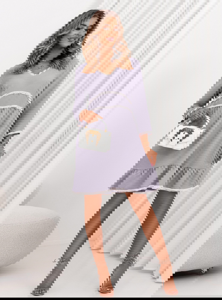 Liliowa sukienka z koronkowymi...