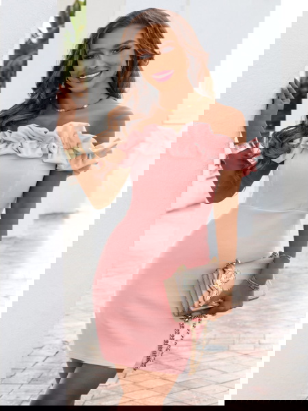 Pudrowa dopasowana sukienka... 2