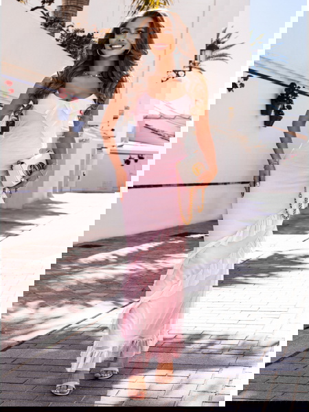 Pudrowa dopasowana sukienka... 2