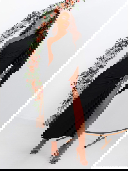 Czarna sukienka na jedno... 2