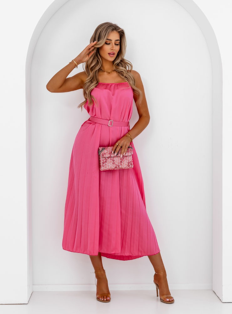 Różowa plisowana sukienka z paskiem...