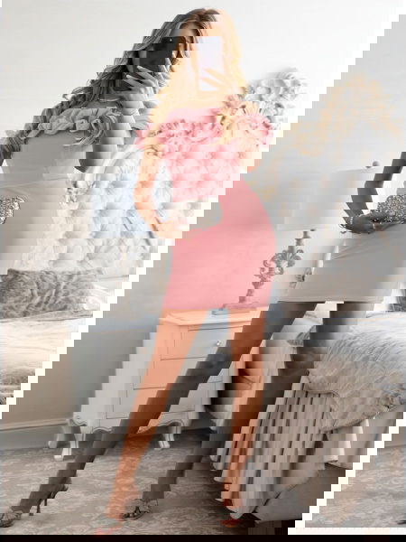 Pudrowa dopasowana sukienka... 2