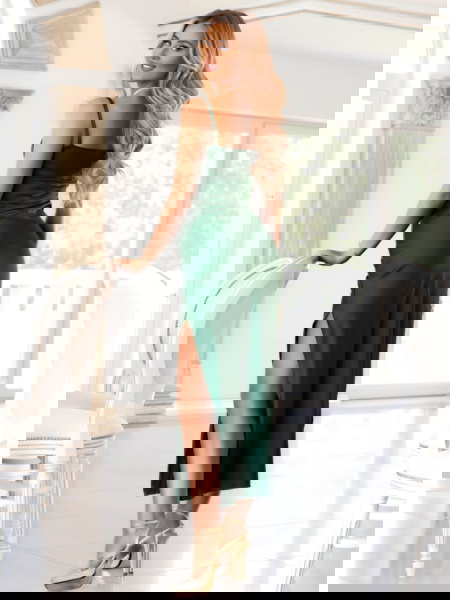 Satynowa długa sukienka na... 2