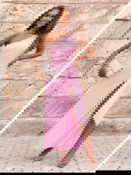 Pudrowa dopasowana sukienka... 2