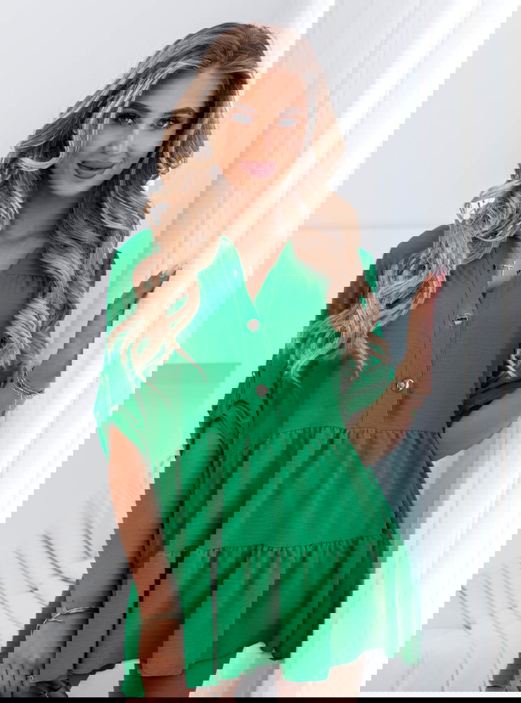 Zielona bluzka zapinana na guziki...