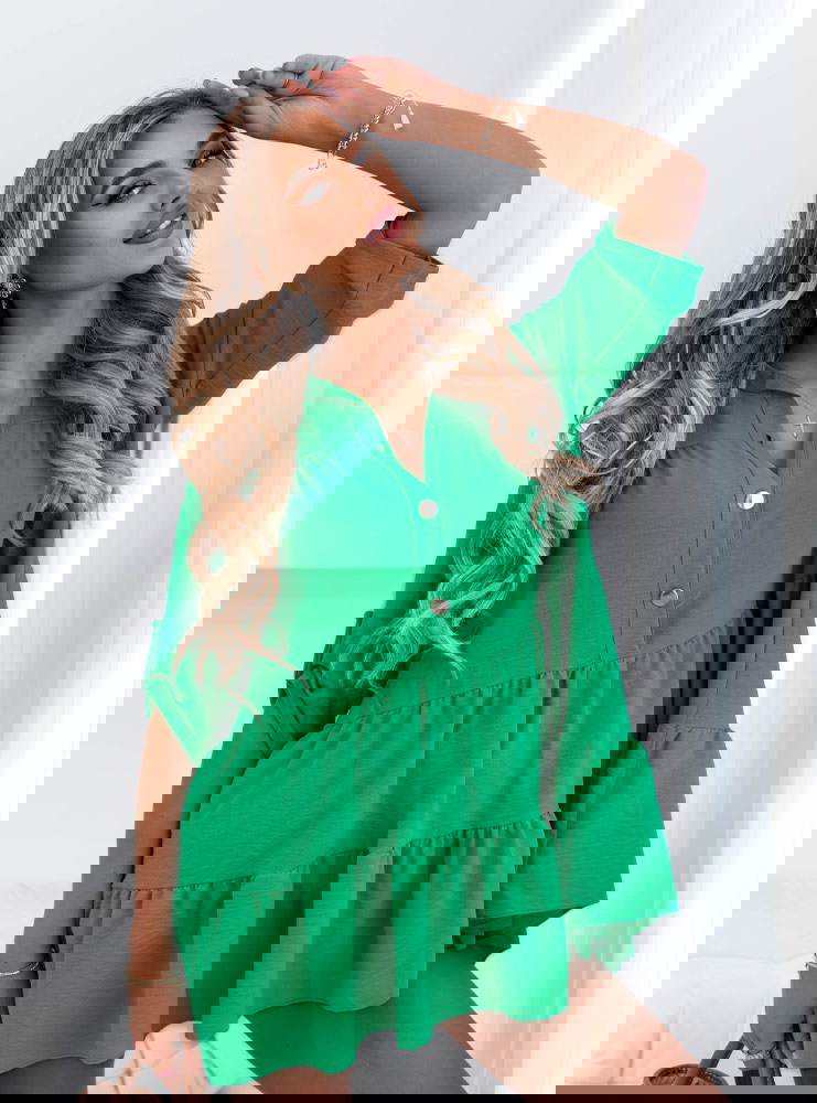 Zielona bluzka zapinana na guziki...