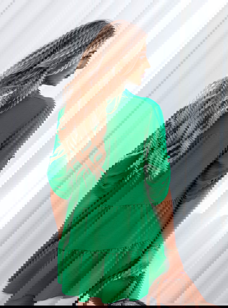 Zielona bluzka zapinana na guziki...