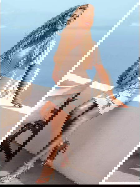 Jasnobeżowa sukienka z... 2