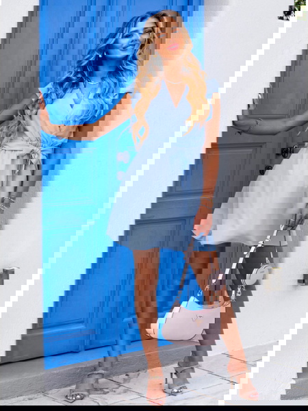 Błękitna sukienka z... 2