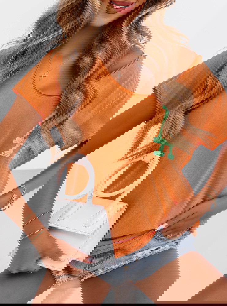 Pomarańczowa koszulka z ozdobnym...