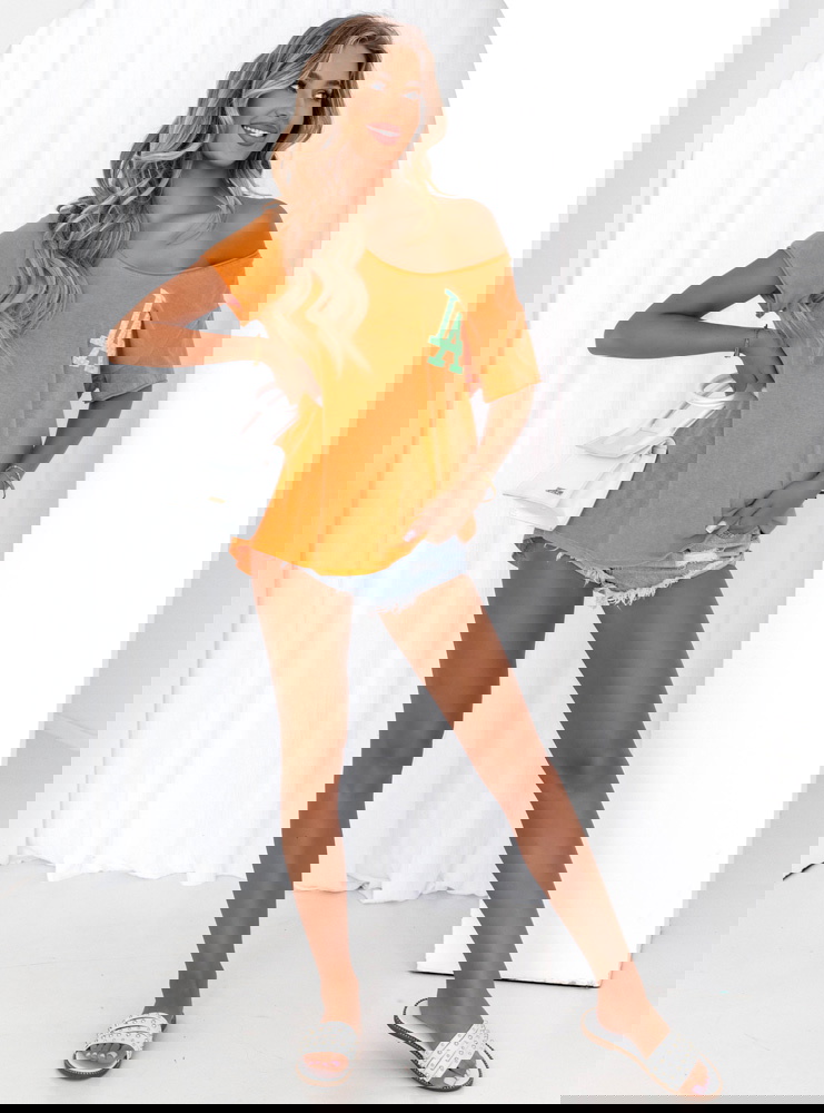 Pomarańczowa koszulka z ozdobnym...