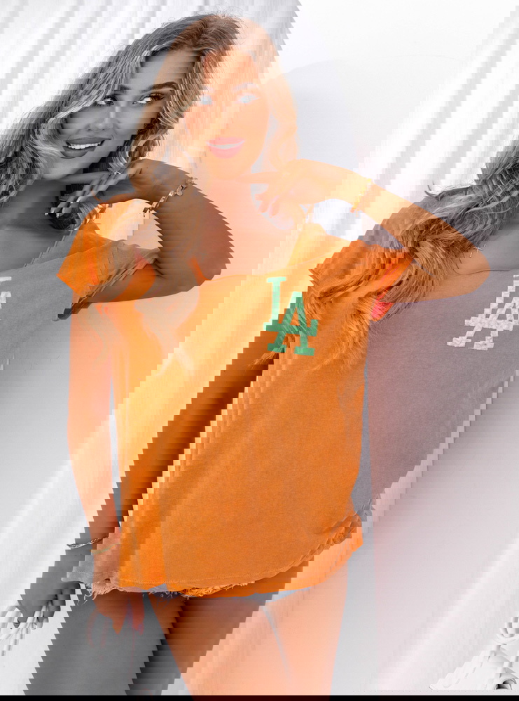 Pomarańczowa koszulka z ozdobnym...