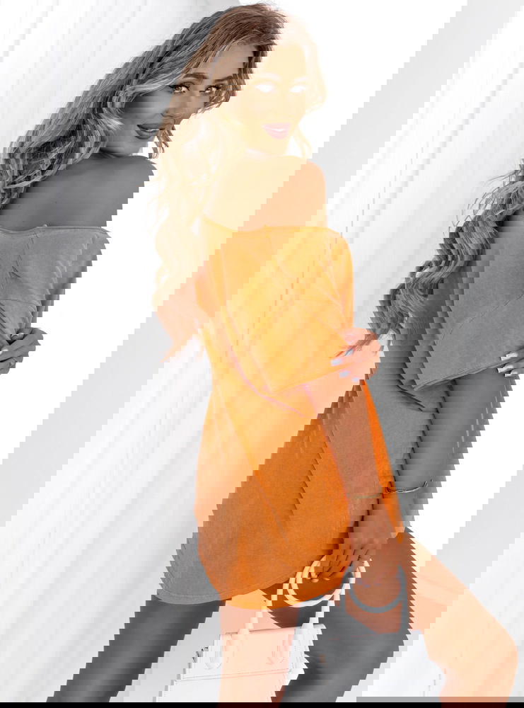 Pomarańczowa koszulka z ozdobnym...