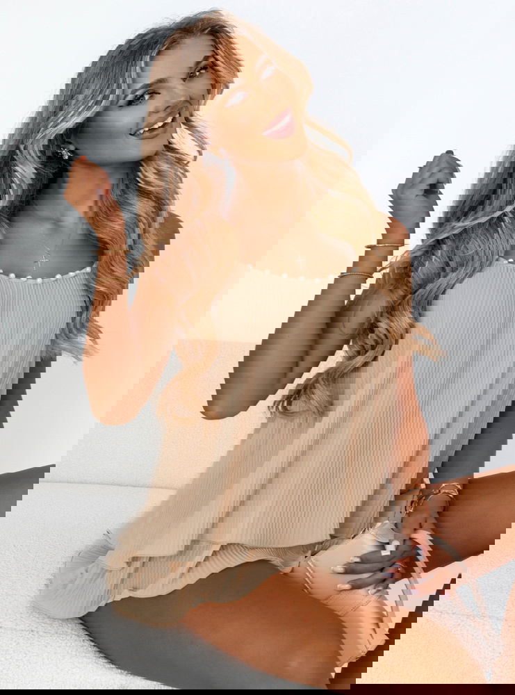 Beżowa bluzka na ramiączkach z...