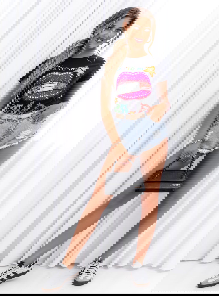 Czarna koszulka z ozdobnym nadrukiem...