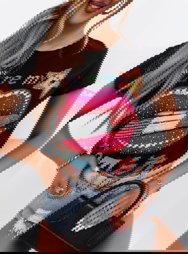 Czarna koszulka z ozdobnym nadrukiem...