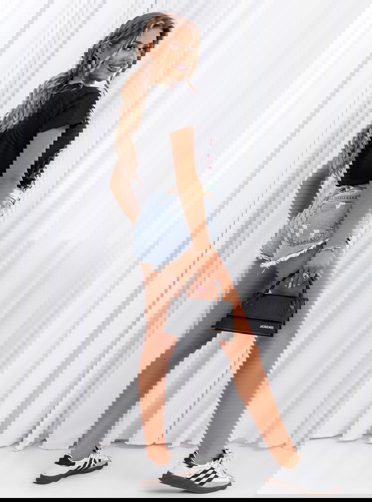 Czarna koszulka z ozdobnym nadrukiem...