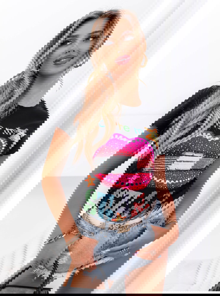 Czarna koszulka z ozdobnym nadrukiem...