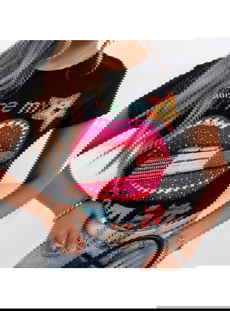 Czarna koszulka z ozdobnym nadrukiem...