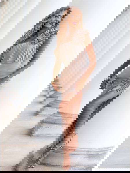 Beżowa długa sukienka na... 2