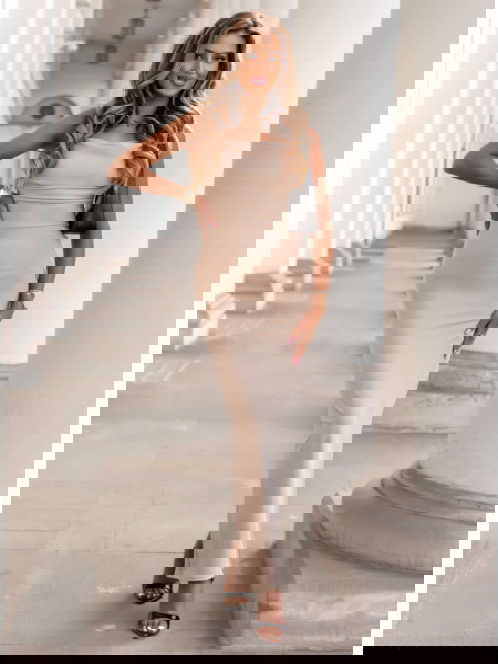 Beżowa długa sukienka na... 2