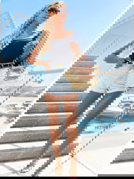 Czarna prążkowana bluzka na... 2