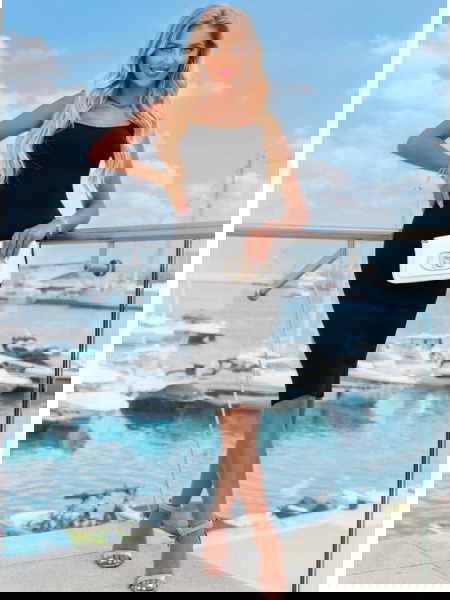 Czarna prążkowana sukienka... 2