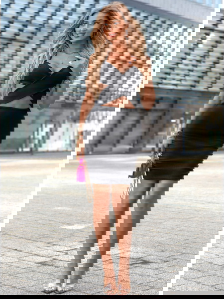 Czarna prążkowana sukienka... 2