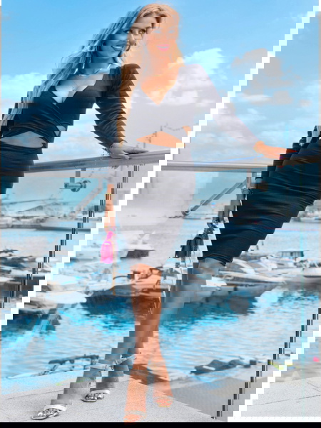 Czarna prążkowana sukienka... 2