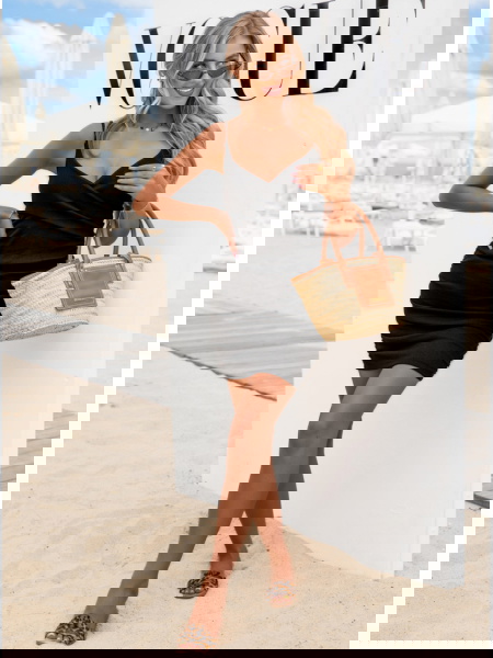 Czarna prążkowana sukienka... 2