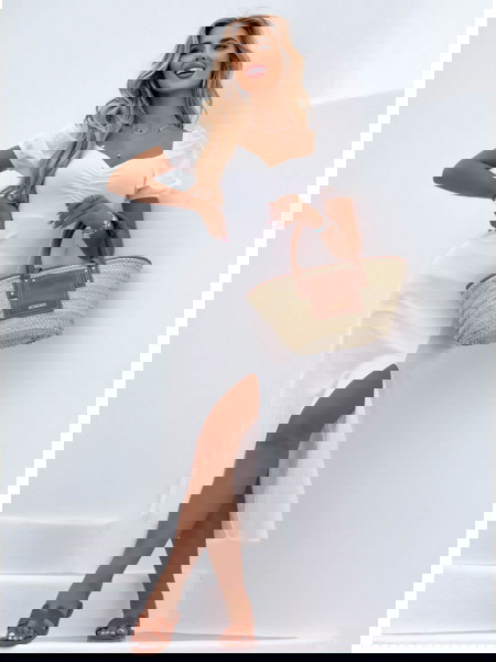 Biała sukienka z rozcięciem... 2