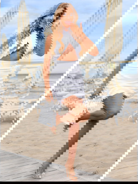 Biała prążkowana sukienka z... 2