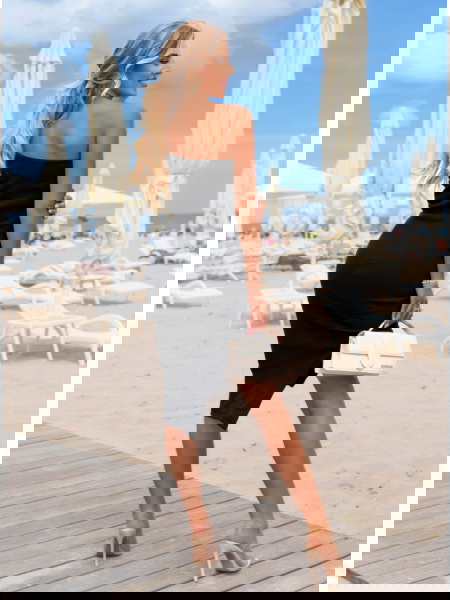 Czarna prążkowana sukienka... 2