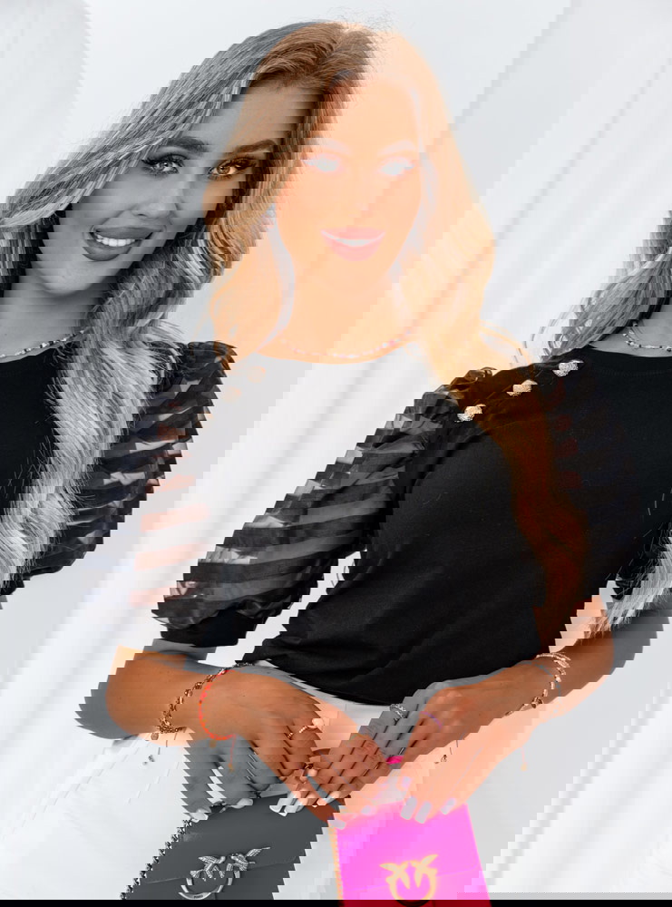 Czarna bluzka z ozdobnymi rękawami...